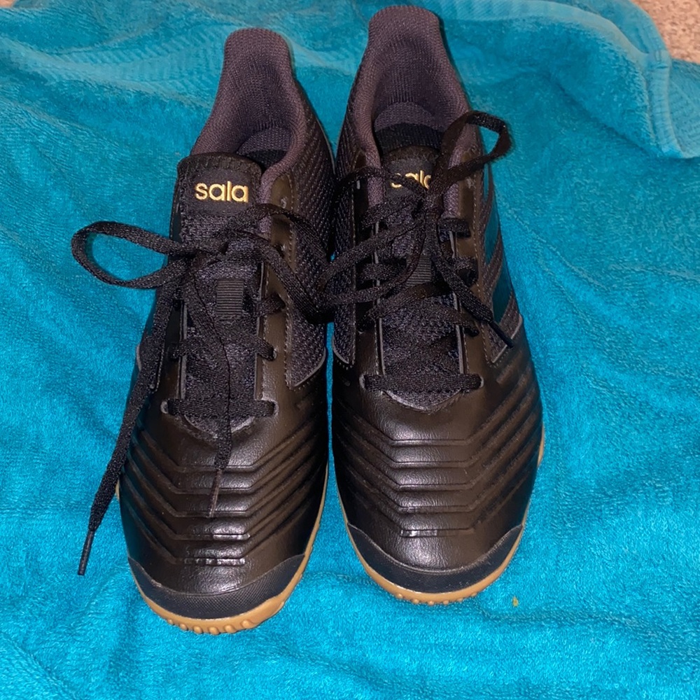 Indoor soccer shoes